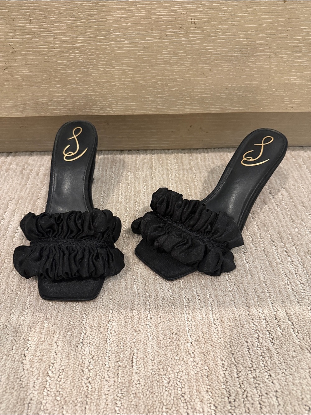 Sam Edelman Black Ruffle lide andals - Brand